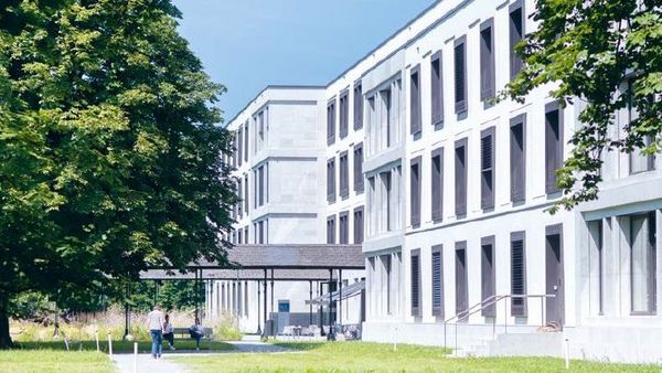 Die weisse Fassade des Neubaus "Magnolia" auf dem Areal Königsfelden